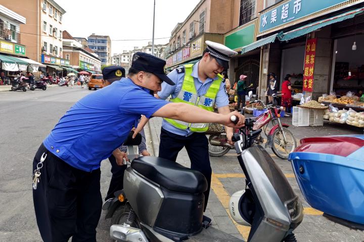 規(guī)范停放車輛，維持良好道路秩序