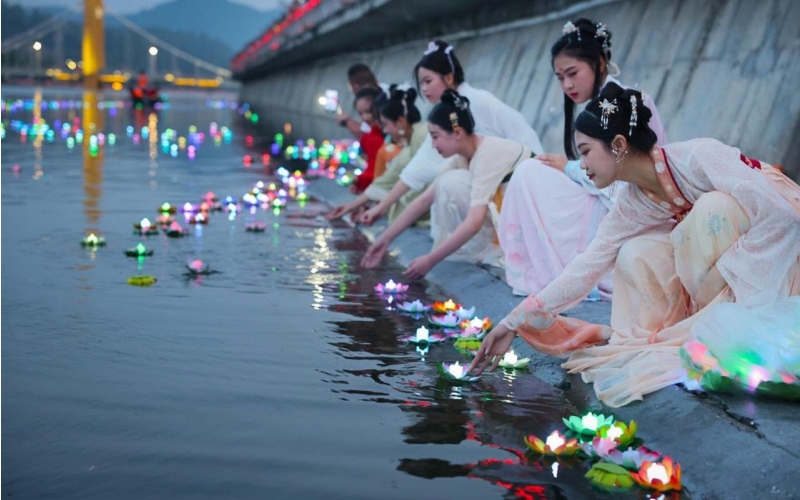 每年的農(nóng)歷七月七日，“織女”在天河水域放河燈，祈求好運(yùn)。鄖宣文攝