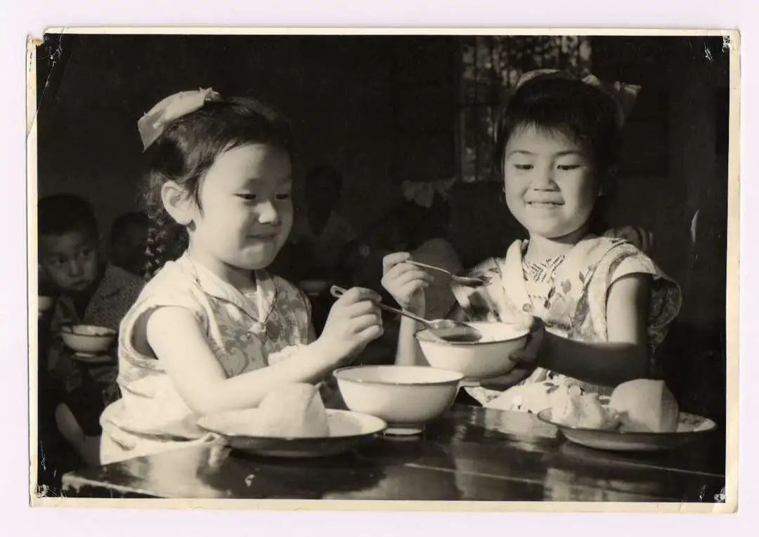 1973年幼兒進餐活動.jpg 圖片
