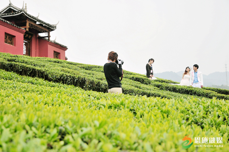 2013年3月31日，在恩施市芭蕉侗族鄉(xiāng)楓香坡風(fēng)情寨，一對(duì)戀人在薩歲祠旁的茶園拍攝婚紗照。.JPG