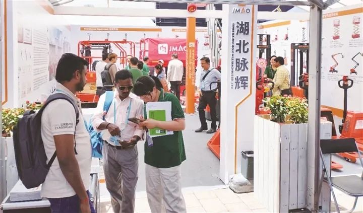 4月15日，第137屆中國進(jìn)出口商品交易會在廣州開幕，我市組織26家企業(yè)參展，涵蓋新材料、工程機(jī)械等優(yōu)勢產(chǎn)業(yè)。 樊子昕 攝