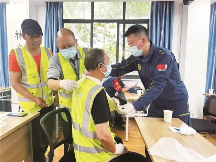 志愿者救援隊(duì)隊(duì)員接受市藍(lán)天救援中心講師培訓(xùn)。沿河社區(qū)供圖