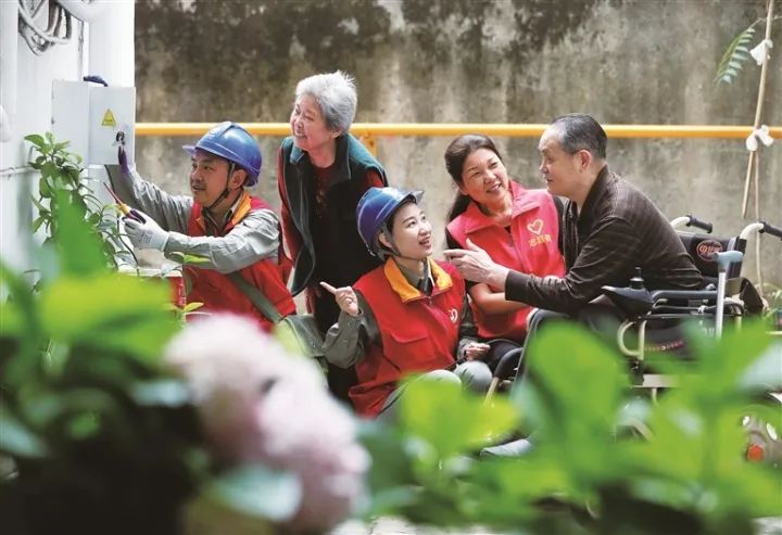 志愿者救援隊(duì)隊(duì)員和轄區(qū)供電人員一起，深入居民點(diǎn)排查安全隱患。趙平 攝