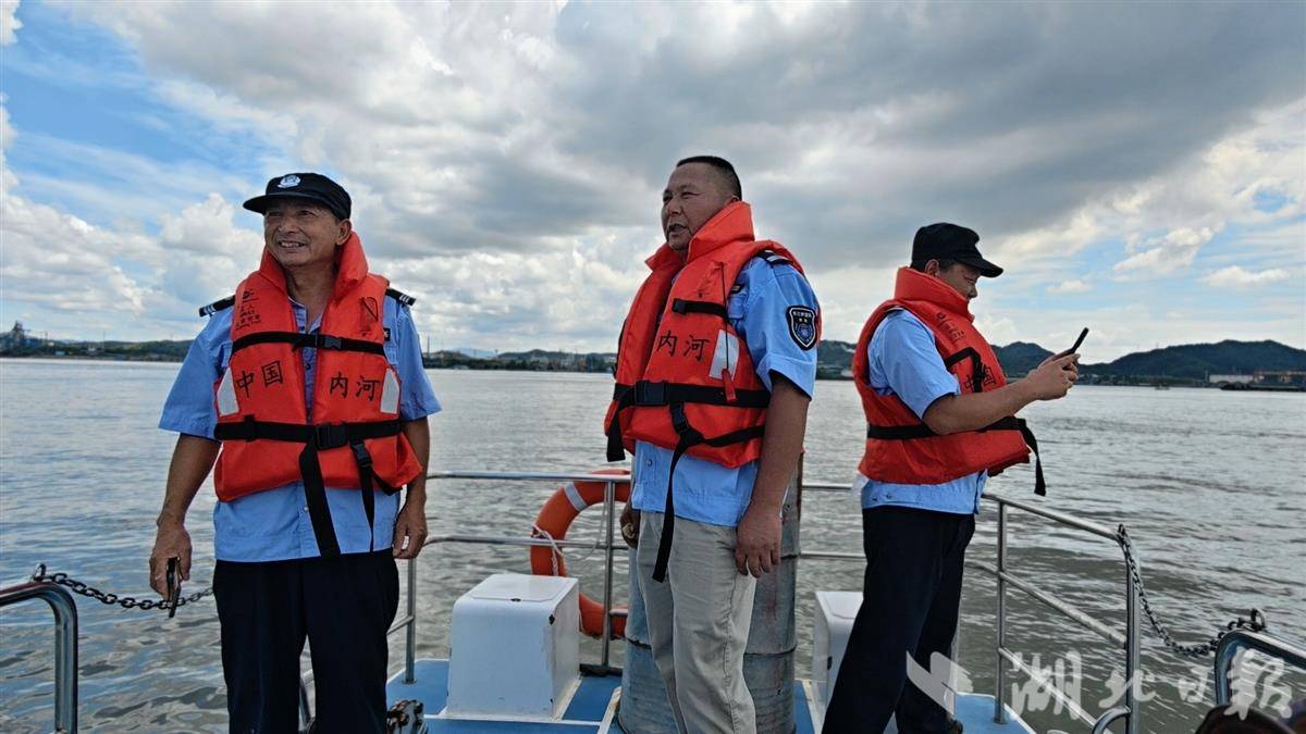 江豚 鄧隊(duì)長的一天.jpg