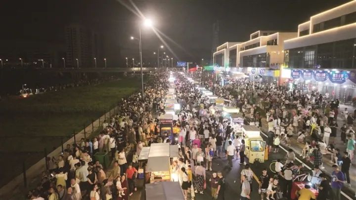 “農博匯?京山里”夜市現(xiàn)場。侯慶保 攝