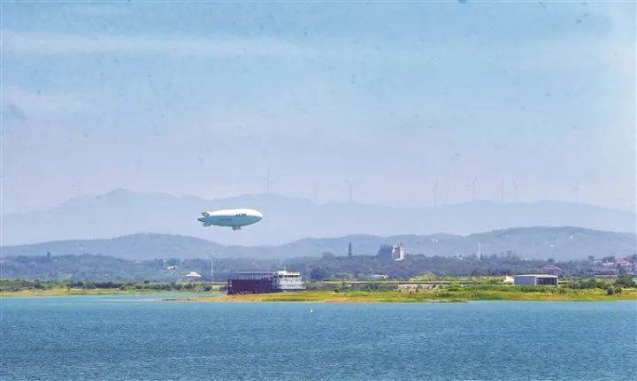 “祥云”AS700載人飛艇在漳河上空翱翔。? ? 本報資料圖片