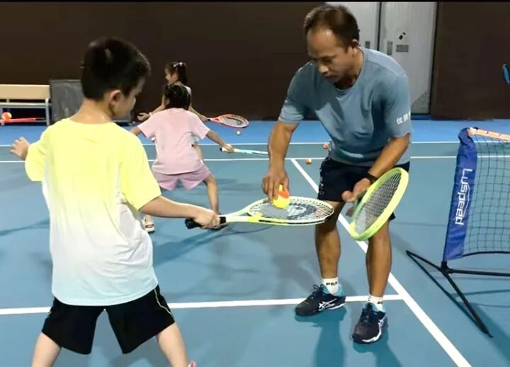 李柳（右）在教學(xué)。