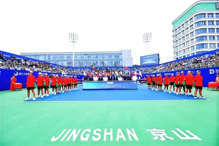 2025京山網(wǎng)球公開賽開幕，吸引眾多網(wǎng)球愛好者前往觀看。